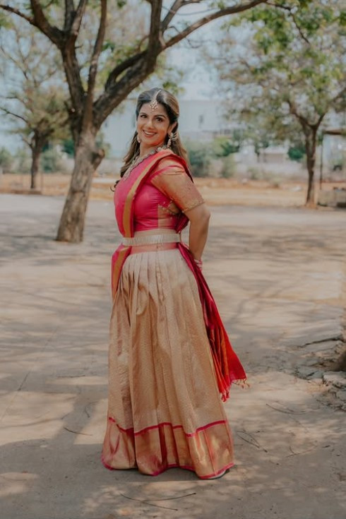 பாவாடை தாவணியில் கலக்கும் நடிகை ரம்பாவின் லேட்டஸ்ட் போட்டோஸ்