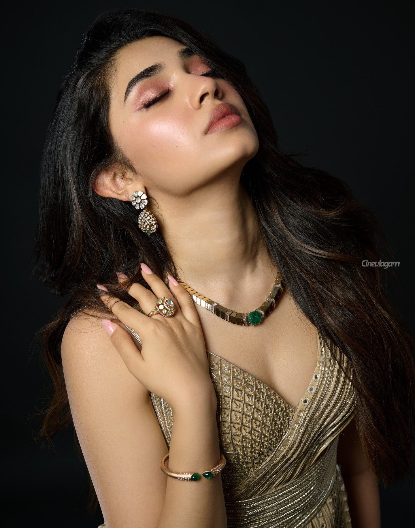 இளம் நடிகை க்ரித்தி ஷெட்டி லேட்டஸ்ட் கிளாமர் போட்டோஷூட்