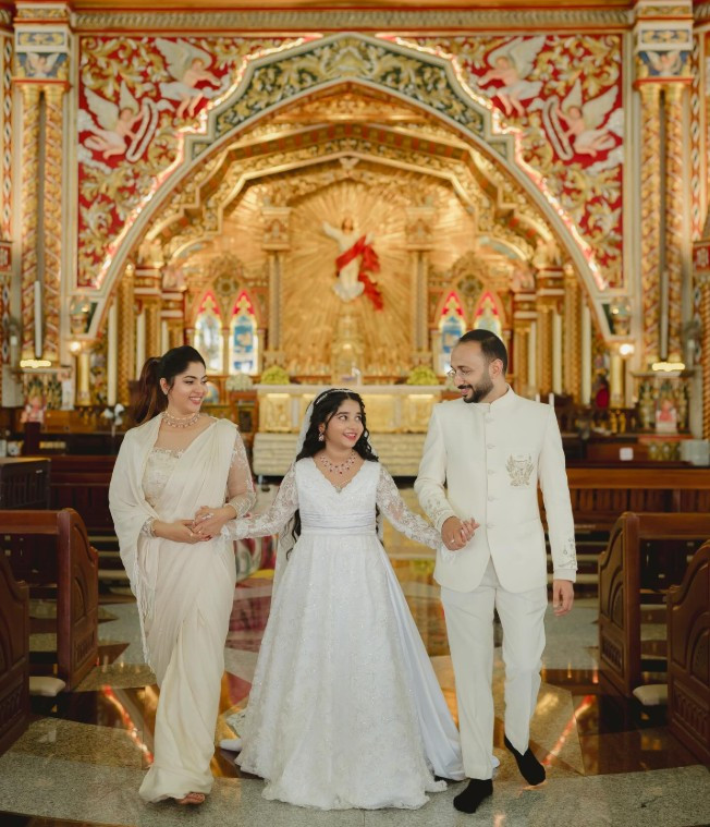 வெள்ளை நிற உடையில் நடிகை முக்தா தனது குடும்பத்துடன் எடுத்த போட்டோஸ்