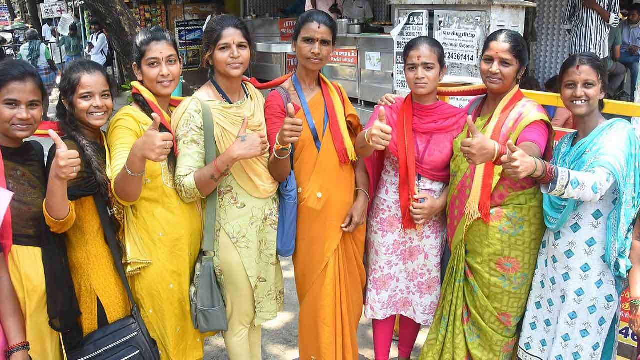 விஜய்யை காண குடும்பம், குடும்பமாக குவிந்த பொதுமக்கள்